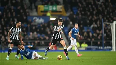 نيوكاسل يونايتد يسقط أمام إيفرتون بثلاثية مهينة في الدوري الإنجليزي 