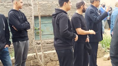 أحمد حلمي يشيع جثمان شقيقه إلى مثواه الأخير (صور)