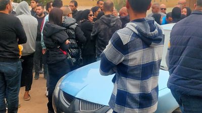 منى زكي تقف بجوار زوجها أحمد حلمي في جنازة شقيقه