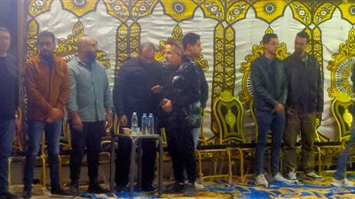 الفنان أحمد حلمي يتلقى عزاء شقيقه ببنها (صور)