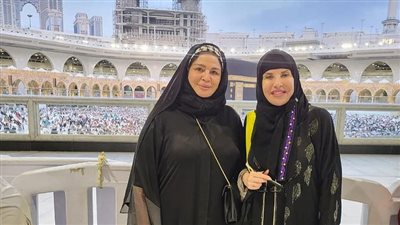 إلهام شاهين تؤدي مناسك العمرة بصحبة هالة سرحان 
