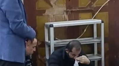 بملامح الحزن والانكسار.. انهيار أحمد حلمي أثناء عزاء شقيقه 