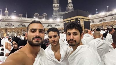 الشرنوبي يؤدي مناسك العمرة رفقة أمير المصري ونور النبوي (صورة)