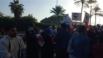 تجمع الناخبين والناخبات بالأعلام قبل موعد فتح اللجان بالإسكندرية
