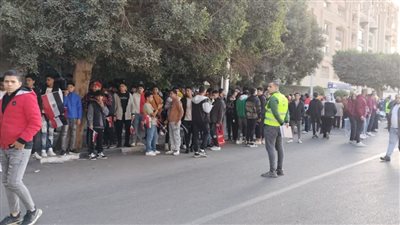 الشباب ينتظرون المرشح الرئاسي السيسي أمام لجنة الإدلاء بصوته