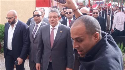 عاجل- وصول المرشح الرئاسي حازم عمر إلى مدرسة سيزا نبراوي للإدلاء بصوته 