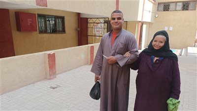 لم يمنعها مرضها من المشاركة.. مسنة تدلي بصوتها في الانتخابات الرئاسية بالجيزة (صور)