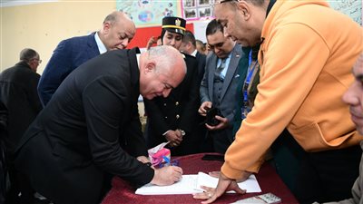 محافظ قنا يُدلي بصوته في الانتخابات الرئاسية من داخل لجنة مدرسة قنا الرسمية للغات