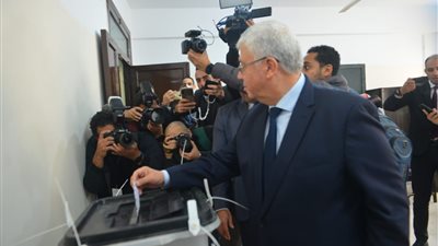 بالصور.. وزير التعليم العالي يدلي بصوته في الانتخابات الرئاسية بالتجمع الخامس