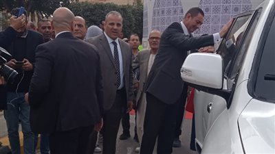 لحظة مغادرة وزير الداخلية بعد الإدلاء بصوته في الانتخابات الرئاسية 