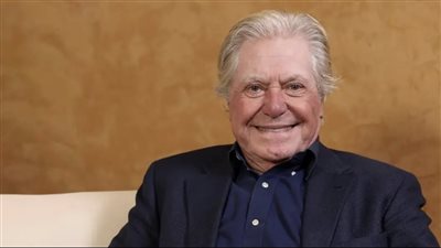 حسين فهمي يدلي بصوته في لجنته الإنتخابية بالشيخ زايد