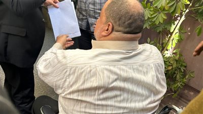 في لافتة إنسانية.. قاض يخرج من اللجنة لمساعدة مواطن على الإدلاء بصوته في الغربية (صور)