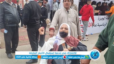 سيدة مسنة على كرسي متحرك تدلي بصوتها في الانتخابات الرئاسية بالدقي