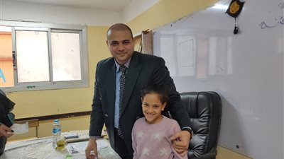 مستشار لجنة يلتقط الصور التذكارية مع الأطفال في الانتخابات الرئاسية 2024 (صور) 