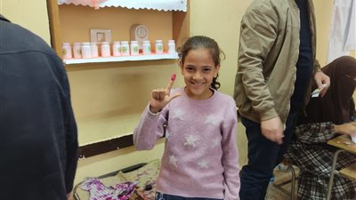 أطفال يضعون أصابعهم في 