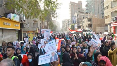 طوابير وأعلام وأغاني وكثافات بلجان الوافدين.. مشاهد من اليوم الأول للانتخابات الرئاسية