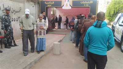 كبار السن والسيدات الأكثر مشاركة...إقبال كثيف من المواطنين أمام مقار اللجان الانتخابية