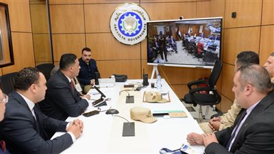 وزير التنمية المحلية يجري اتصالا بمحافظ الدقهلية من داخل غرفة العمليات للاطمئنان على سير العملية الانتخابية