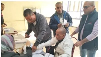 الداخلية تستجيب لالتماس أحد المواطنين من ذوي الاحتياجات الخاصة لمساعدته ونقله لمقر لجنته الانتخابية