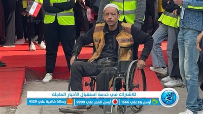 الوطنية لا تُشترى.. ناخب مسن يدلي بصوته في الانتخابات الرئاسية على ساق واحدة