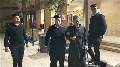  ضباط الشرطة يرافقون المسنين للإدلاء بأصواتهم في انتخابات الرئاسة 