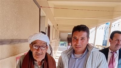 عمره 95 سنة.. ناخب يدلي بصوته في الانتخابات الرئاسية بالغربية