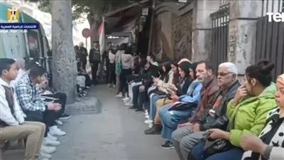 شاهد.. اصطفاف الناخبين أمان لجان الاقتراع بالإسكندرية قبل موعد فتح اللجان