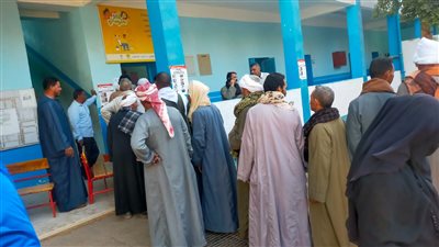 بدء توافد الناخبين على اللجان الانتخابية بمنفلوط في أسيوط