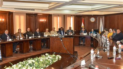 محافظ الإسكندرية يتابع سير العملية الانتخابية من داخل غرفة العمليات الرئيسية 