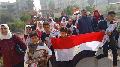 طلاب المدارس يزينون المشهد الانتخابي أثناء إدلاء المواطنين بأصواتهم بالشرقية