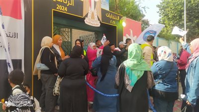 بالزغاريد والأغاني الوطنية.. سيدات شبرا يحتشدن أمام اللجان الانتخابية