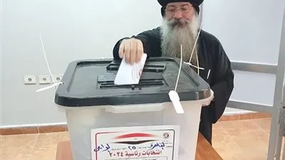 الأسقف العام لكنائس قطاع شرق السكة الحديد يدلي بصوته في الانتخابات الرئاسية 