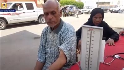 شاهد.. فرق وقوافل طبية أمام لجان الانتخابات لفحص الناخبين في أسوان