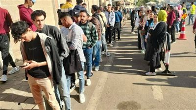 ثاني أيام الانتخابات.. إقبال كبير من الشباب على لجان مدرسة الطبري بمصر الجديدة 