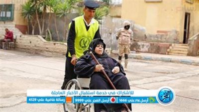 رجال الأمن في مساعدة ذوي القدرات الخاصة للإدلاء بصوتهم