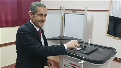 محافظ الغربية يدلي بصوته بلجنة المغتربين بطنطا (فيديو وصور)