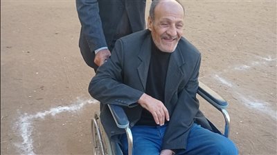 بالكراسي المتحركة.. استمرار توافد كبار السن على لجان بالمحلة الكبري