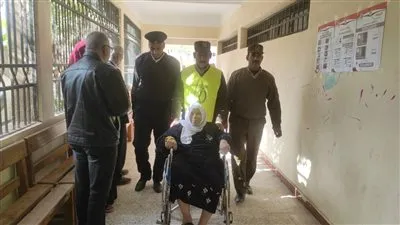 قسم حقوق الإنسان بمديرية أمن الشرقية يساعد المسنين على التصويت في الانتخابات الرئاسية