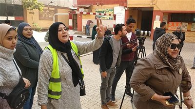 متطوعات يواصلن مساعدة كبار السن وذوي الهمم في الوصول للجان انتخابات الرئاسة بالقاهرة (فيديو)