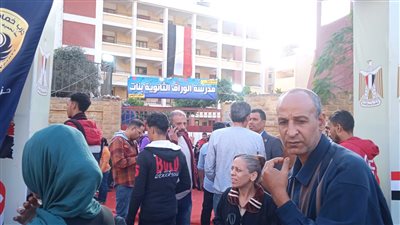 الناخبون ينتظرون فتح التصويت بعد الاستراحة أمام مدرستي العميد محمد فوزي والثانوية بنات بالجيزة (صور)