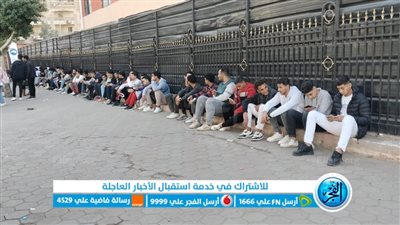 انتظار المواطنين بالطوابير أمام مدرسة سعيد حمدي سعيد خلال الراحة