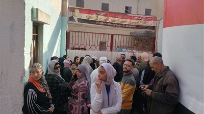 برغم استراحة لجان الاقتراع.. استمرار توافد الناخبين أمام مدرسة صابر أبو نوب بحلوان