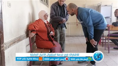 شاهد.. مسؤولي لجنة انتخابية يساعدون مسنة خلال مرورها بوعكة صحية