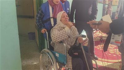مسنة تشارك بالعرس الانتخابي على كرسي متحرك بلجنة المغتربين بالدقهلية 
