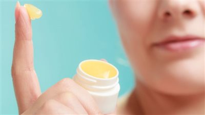  فوائد الفازلين الطبي للبشرة واستخداماتها المتعددة