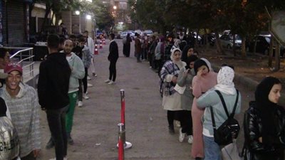 احتشاد المواطنين أمام اللجان في البساتين