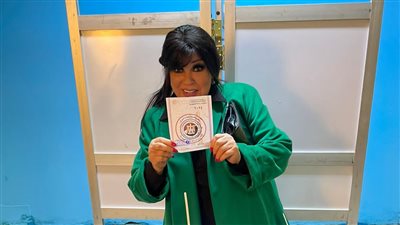 فيفي عبده تدلي بصوتها في الانتخابات الرئاسية