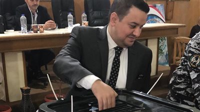 إنسانية قاض.. مستشار يخرج من اللجنة لسيدة قعيدة وينصب مركزا انتخابيا 