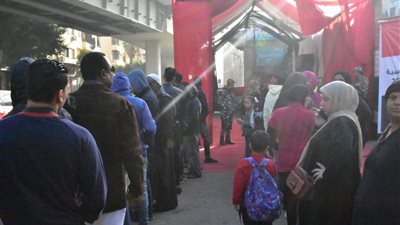 الانتخابات الرئاسية 2024.. اصطفاف مكثف من المواطنين أمام لجان التجمع الخامس (صور)