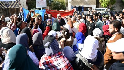 محافظ قنا يتفقد اللجان الانتخابية ويشيد بمشاركة ذوي الهمم